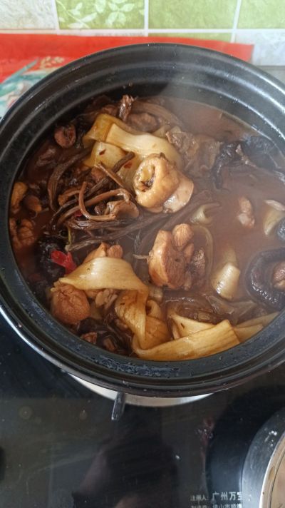 茶树菇鸡腿砂锅煲的做法步骤：1