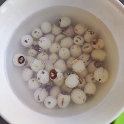 墨鱼双莲瘦肉汤的做法步骤：1