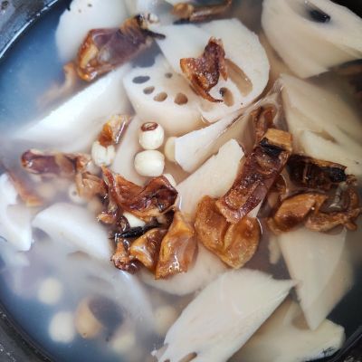 墨鱼双莲瘦肉汤的做法步骤：5