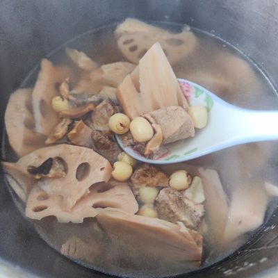 墨鱼双莲瘦肉汤的做法步骤：7