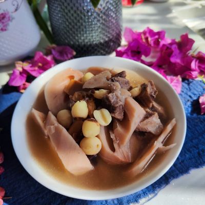 墨鱼双莲瘦肉汤的做法步骤：8