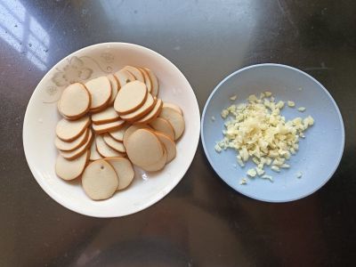 蒜香素鸡的做法步骤：1