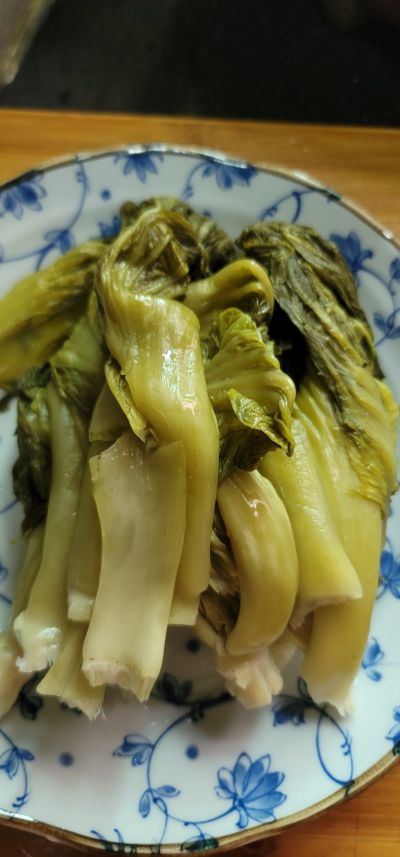 牛肉炒酸菜的做法步骤：1