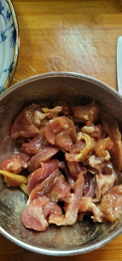 牛肉炒酸菜的做法步骤：2