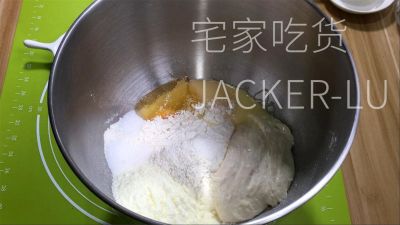 波兰种炼乳面包，易膨胀拉丝，入口松软且奶香味十足。的做法步骤：3