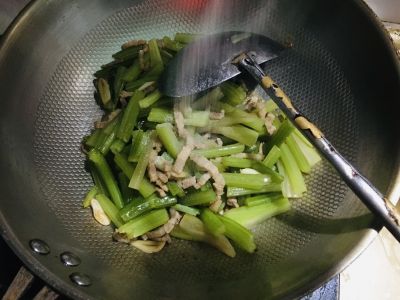 芹菜炒肉丝的做法步骤：5