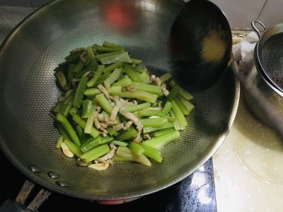 芹菜炒肉丝的做法步骤：6