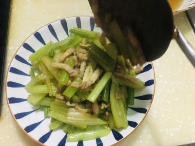 芹菜炒肉丝的做法步骤：7